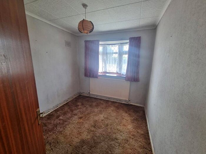 2 Bedroom Bungalow For Sale In Hullbridge Road, Rayleigh, Essex, SS6