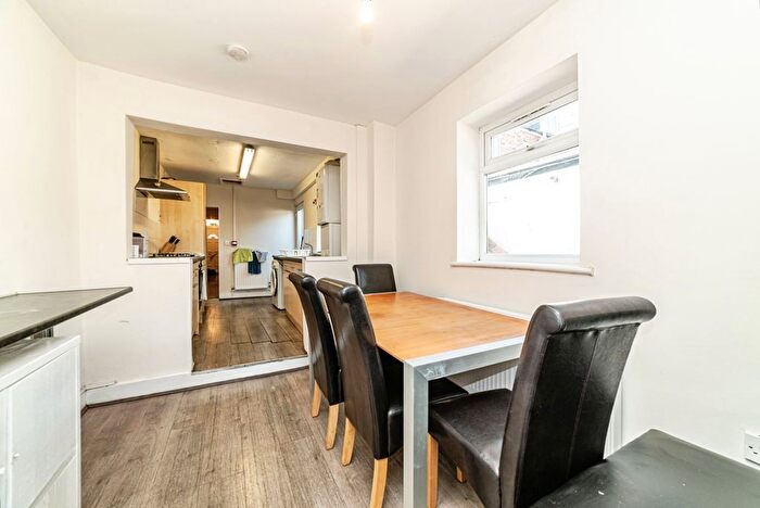 5 Bedroom Terraced House To Rent In Essex Street, Reading, Berkshire, RG2