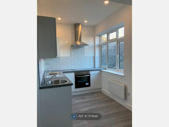 Studio To Rent In Stamford Hill, London, N16