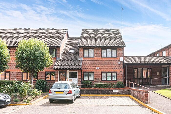 2 Bedroom Flat For Sale In Park Avenue, Enfield, EN1