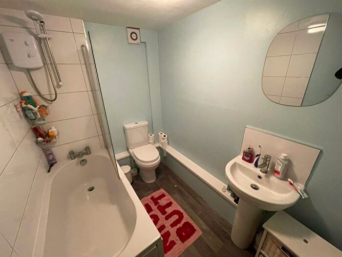 6 Bedroom Terraced House To Rent In Newport Gardens, Headingley, Leeds, LS6