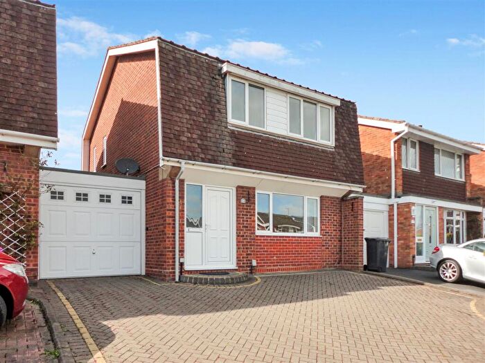 3 Bedroom Link Detached House To Rent In Windsor Close, Tamworth, B79