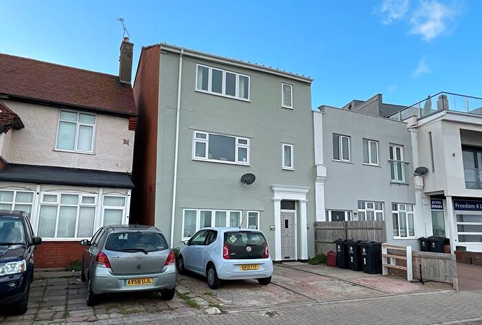 3 Bedroom Flat To Rent In The Parade, Walton On The Naze, CO14