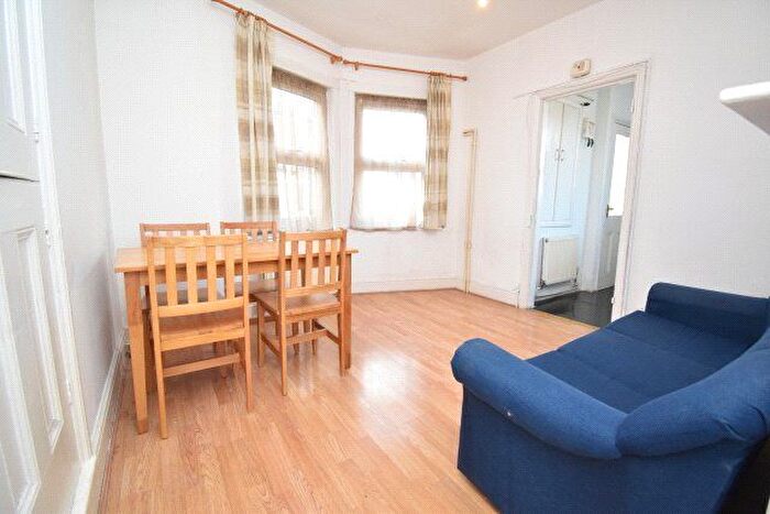 3 Bedroom Flat To Rent In Gladestone Avenue, Wood Green, London, N22