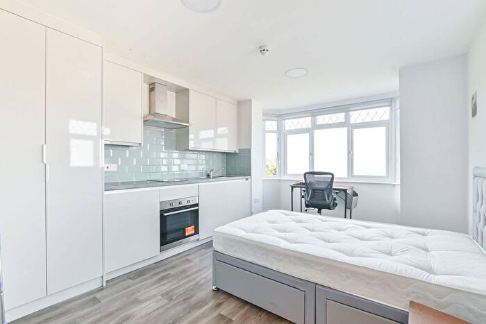 Studio To Rent In Drowning Drive, Greenford, UB6