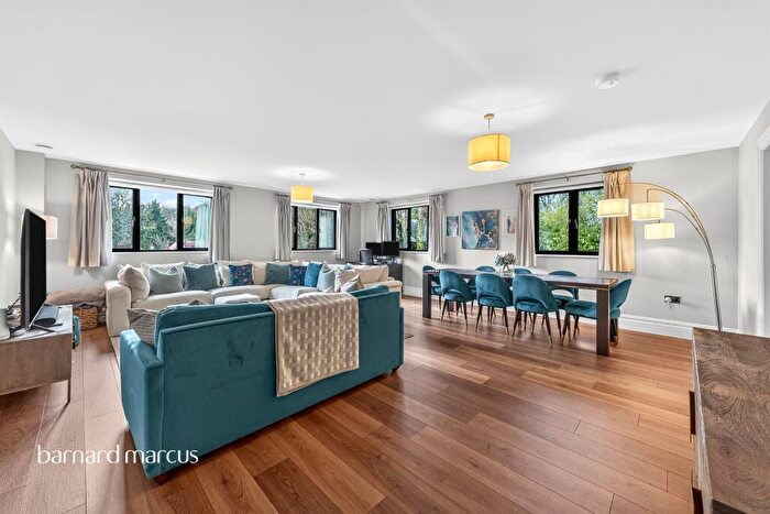 2 Bedroom Apartment For Sale In Plough Lane, Purley, CR8