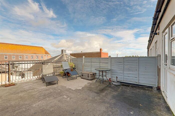 2 Bedroom Flat For Sale In Chapel Road, Worthing, BN11