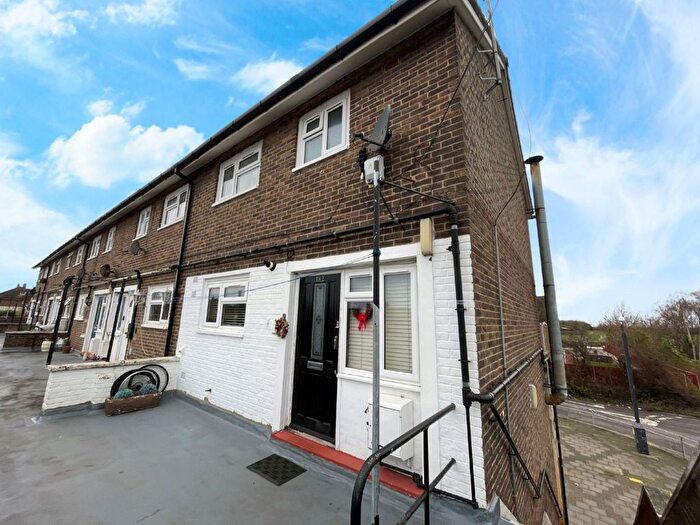 3 Bedroom Maisonette For Sale In Romford Road, Aveley, South Ockendon, RM15