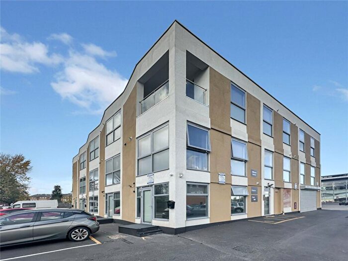 1 Bedroom Apartment To Rent In Hillman House, - Farnham Road, Slough, Berkshire, SL2