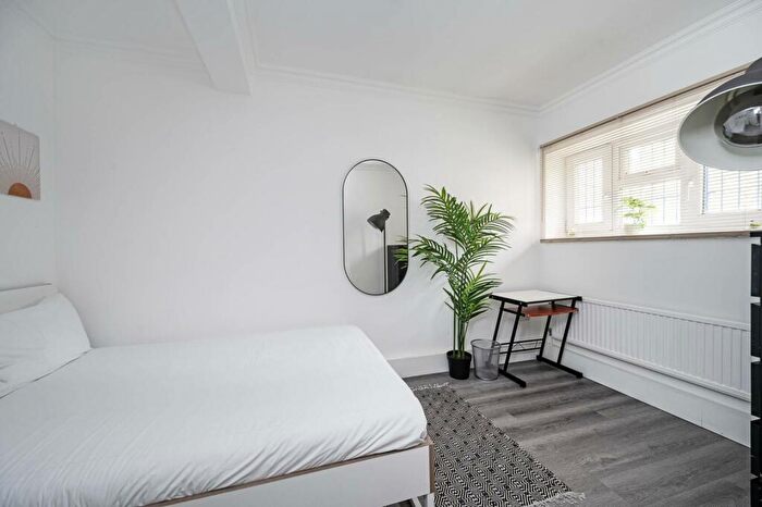 2 Bedroom Flat To Rent In Frampton Park Road, Hackney, London, E9