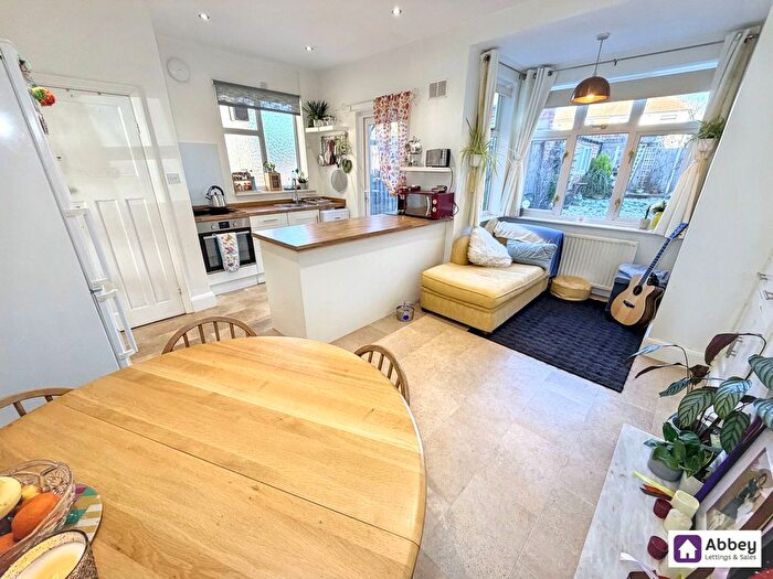 3 Bedroom Semi-detached House For Sale In Bembridge Road, Leicester, LE3