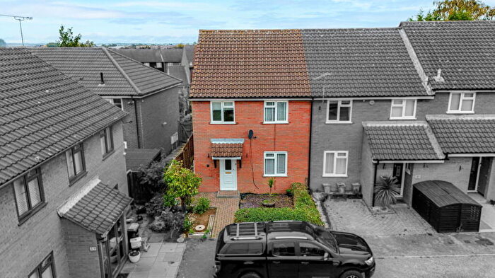 3 Bedroom End Of Terrace House For Sale In Bardfield Way, Rayleigh, SS6