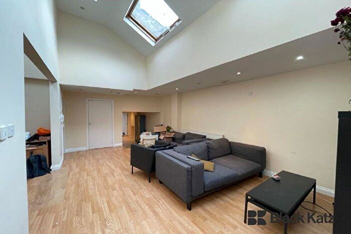 2 Bedroom Flat To Rent In Walworth Road, Elephant And Castle, SE17