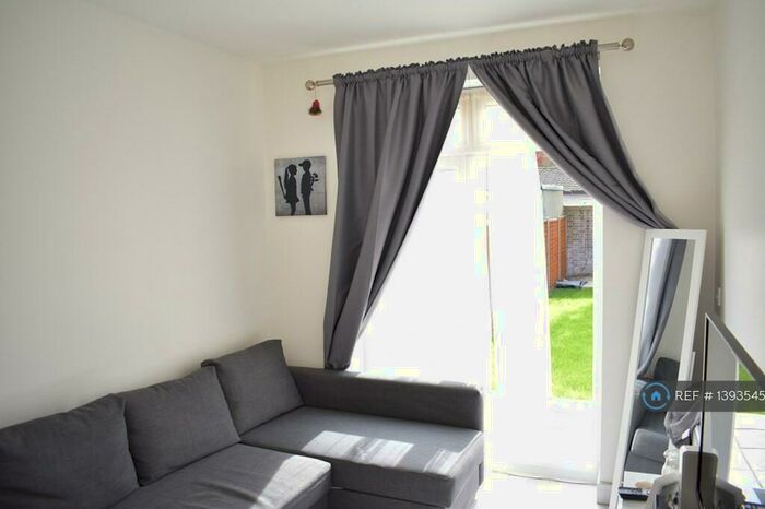 1 Bedroom Flat To Rent In Meads Road, London, N22