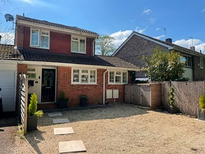 3 Bedroom Link Detached House For Sale In Millside, Bourne End, SL8