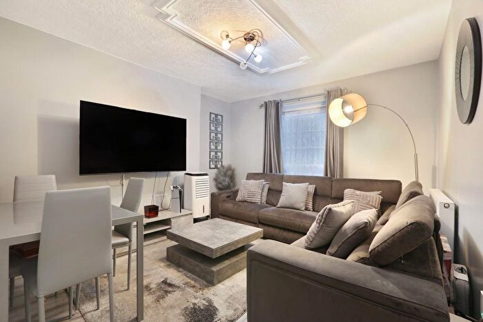 2 Bedroom Flat To Rent In Peckham Road, London, SE5