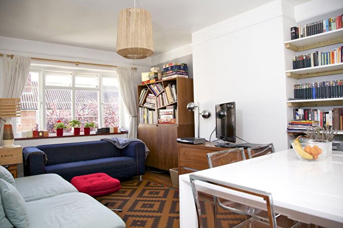 2 Bedroom Flat To Rent In Richmond Road, London, SW20