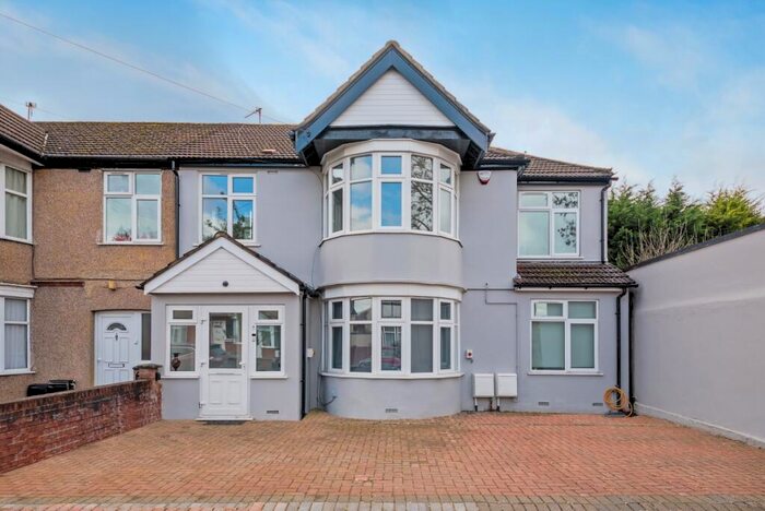 2 Bedroom Flat To Rent In Alicia Avenue Harrow, HA3