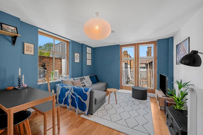 1 Bedroom Flat For Sale In Highbury Gardens, Holloway Road, N7