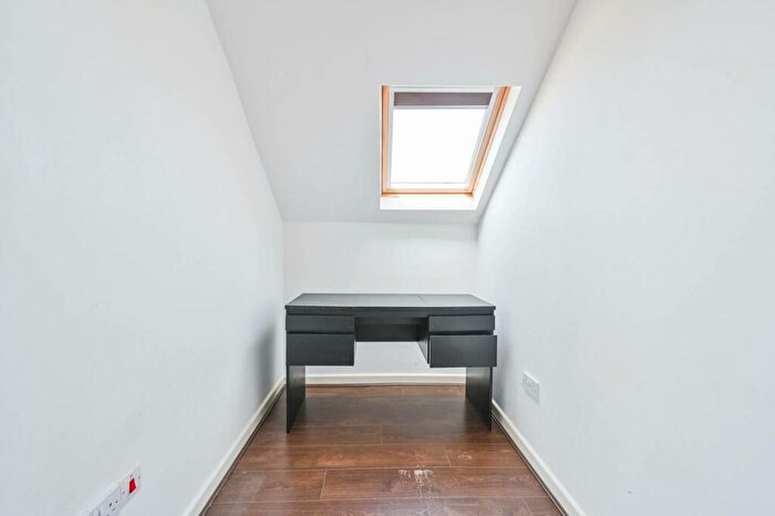 1 Bedroom Flat To Rent In Carr Road, Walthamstow, London, E17