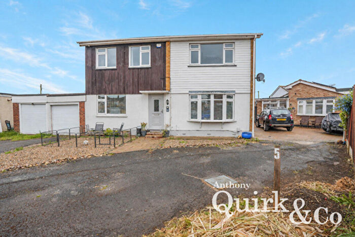 2 Bedroom Flat For Sale In Mornington Cresent, Canvey Island, SS8