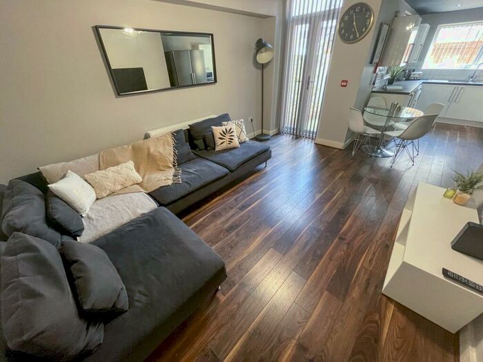 5 Bedroom Terraced House To Rent In Hannan Road, L6