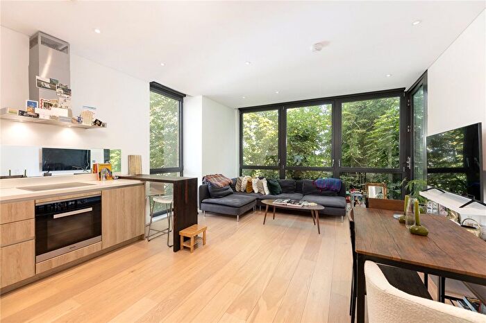 2 Bedroom Flat To Rent In Plaza Gardens, London, SW15