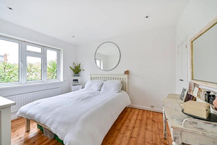 2 Bedroom Maisonette For Sale In Grove Close, Kingston, Kingston Upon Thames, KT1