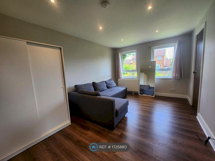 1 Bedroom Flat To Rent In Baird Close, Bushey, WD23