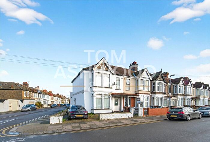 3 Bedroom End Of Terrace House For Sale In Salisbury Avenue, Barking, IG11