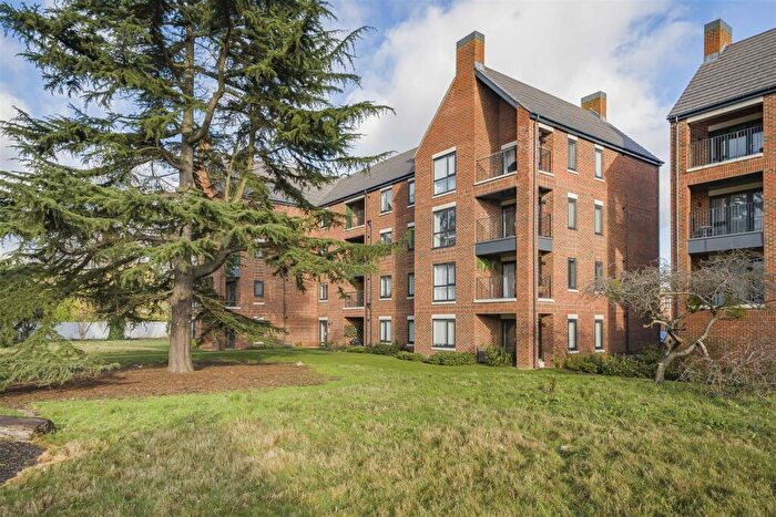 2 Bedroom Flat For Sale In Garrett Crescent, Ottershaw, KT16