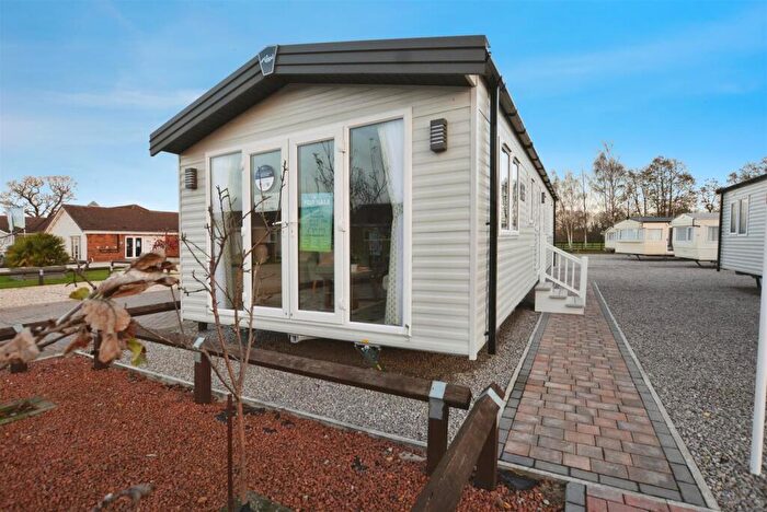 2 Bedroom Park Home For Sale In Lakes Country Park, Ealand, Scunthorpe, DN17