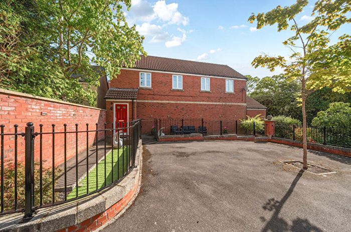 2 Bedroom Coach House For Sale In Elgar Close, North Swindon, SN25