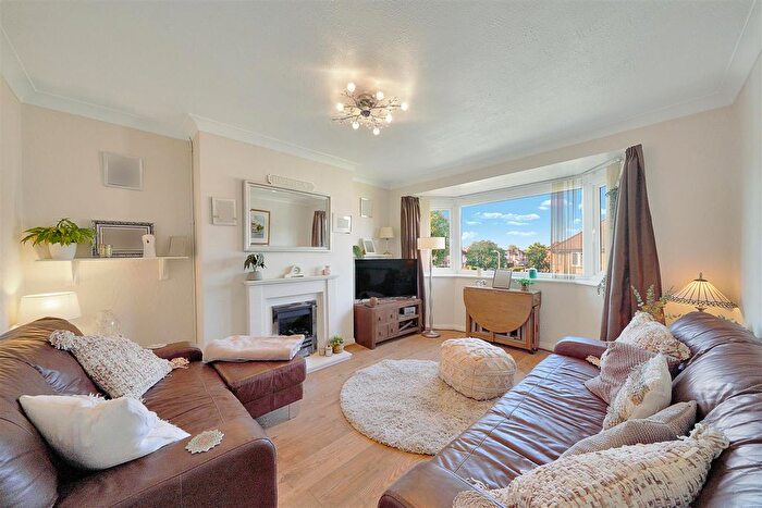 2 Bedroom Maisonette To Rent In Well Close, Ruislip, HA4
