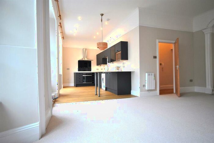 2 Bedroom House To Rent In Flat Wellington Hou High StreetTenbyPembrokeshire, SE22