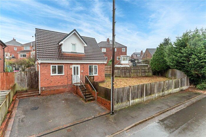 2 Bedroom Detached House For Sale In Springbank Avenue, Gildersome, Morley, Leeds, LS27