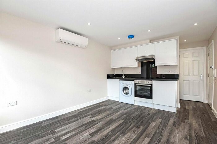 Studio To Rent In High Street, Crowthorne, Berkshire, RG45