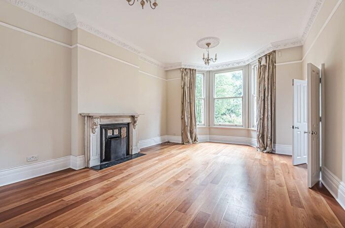 2 Bedroom Flat To Rent In The Barons, St Margarets, Twickenham, TW1