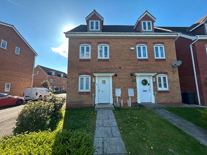 4 Bedroom Semi-Detached House To Rent In Meadow Rise, Kingswood, Hull, East Yorkshire, HU7