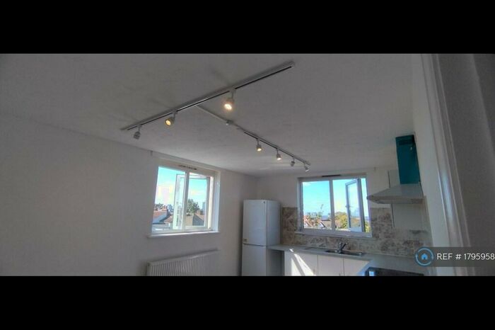 3 Bedroom Flat To Rent In Plumstead Common Road, London, SE18