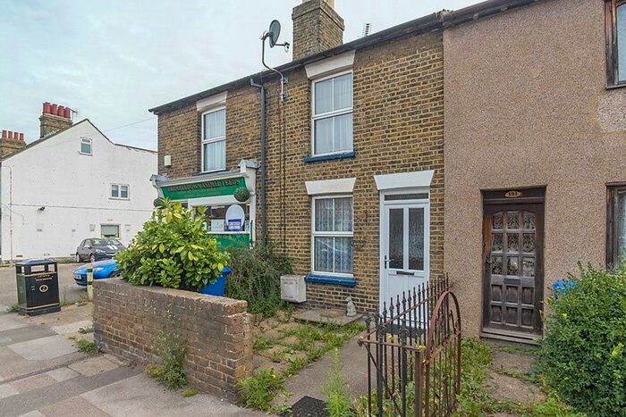 2 Bedroom Apartment To Rent In Park Road, Sittingbourne, Kent, ME10