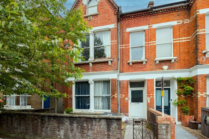 3 Bedroom Flat To Rent In Fairbridge Road, Upper Holloway, London, N19
