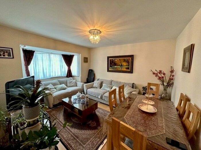 3 Bedroom Flat To Rent In Holders Hill Road, Mill Hill, NW7