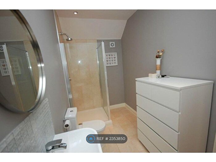 2 Bedroom Flat To Rent In Carlton Yard, Farnham, GU9