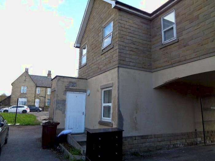 2 Bedroom Flat To Rent In Ashfield, Bradford, BD4