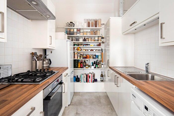 2 Bedroom Flat To Rent In Cable Street, London, E1