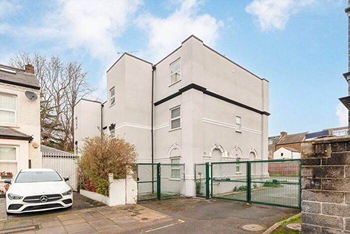 1 Bedroom Flat For Sale In Shirley Gardens, Hanwell, W7