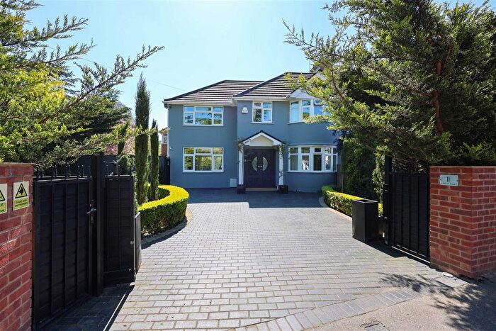 4 Bedroom Semi-detached House For Sale In Ashdown Road, Hillingdon, UB10
