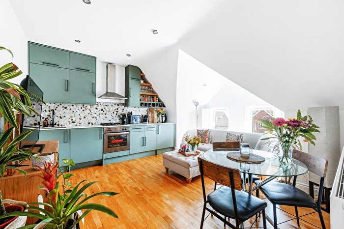 1 Bedroom Flat To Rent In Stile Hall Gardens, Gunnersbury, W4