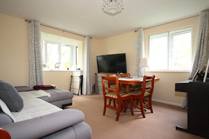 2 Bedroom Flat To Rent In Beta Road, Woking, GU22